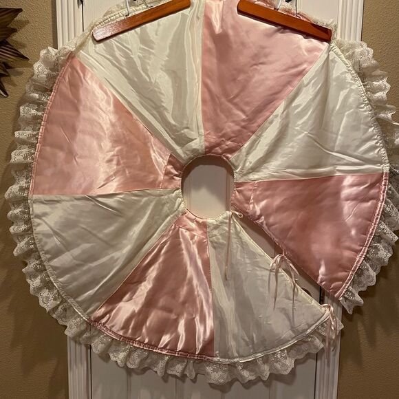 Tree Skirt Vintage Pink and White Satin with a Lace Border 40 inches Round - Picture 2 of 16